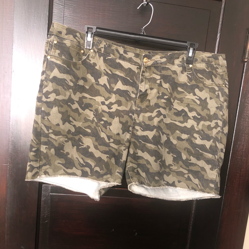 Kilp Jeans camouflage shorts size 24. NWOT